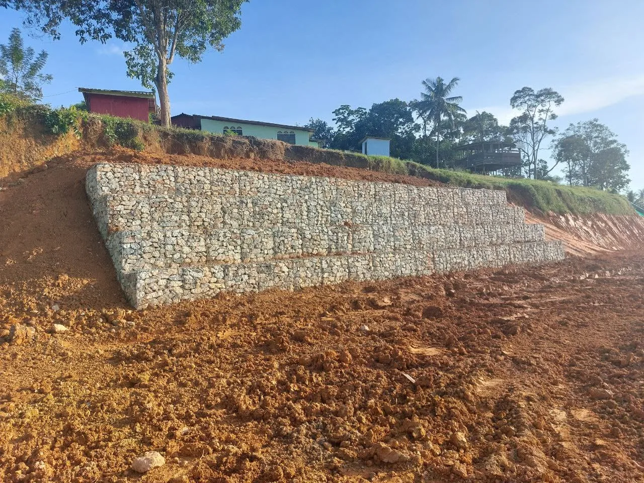 Gabion bertingkat empat lapis menahan kaki cerun di bawah kawasan rumah, diambil dari aras tanah di bawah.